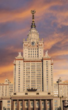 Sparrow Hills 'teki Lomonosov Moskova Devlet Üniversitesi' nin ana binası (gökyüzünün arka planı bulutlu). Rusya 'nın en üst düzey eğitim kurumudur. Rusya