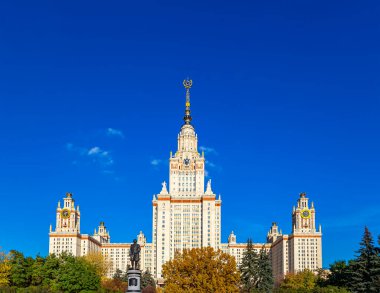 Sparrow Hills 'teki Lomonosov Moskova Devlet Üniversitesi' nin ana binası (sonbahar güneşli günü). Rusya 'nın en üst düzey eğitim kurumudur. Rusya  