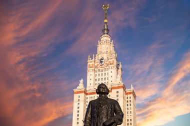 Moskova Devlet Üniversitesi 'nin (MSU) gökyüzünün arka planında Mikhail Vasilyevich Lomonosov (heykeltıraş N. V. Tomsky ve mimar L. V. Rudnev, 1953) anıtı görülüyor.  
