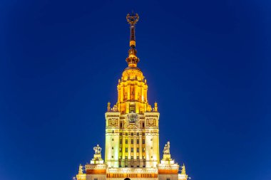 Sparrow Hills 'teki Lomonosov Moskova Devlet Üniversitesi' nin ana binası (sonbahar akşamı). Rusya 'nın en üst düzey eğitim kurumudur. Rusya 