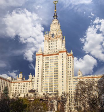 Sparrow Hills 'teki Lomonosov Moskova Devlet Üniversitesi' nin ana binası (gökyüzünün arka planı bulutlu). Rusya 'nın en üst düzey eğitim kurumudur. Rusya
