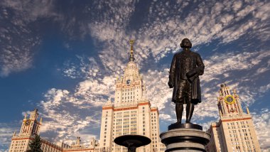 Moskova Devlet Üniversitesi 'nin (MSU) gökyüzünün arka planında Mikhail Vasilyevich Lomonosov (heykeltıraş N. V. Tomsky ve mimar L. V. Rudnev, 1953) anıtı görülüyor.  