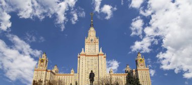 Sparrow Hills 'teki Lomonosov Moskova Devlet Üniversitesi' nin ana binası (gökyüzünün arka planı bulutlu). Rusya 'nın en üst düzey eğitim kurumudur. Rusya