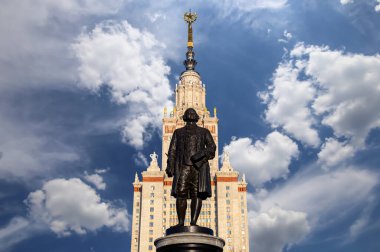 Moskova Devlet Üniversitesi 'nin (MSU) gökyüzünün arka planında Mikhail Vasilyevich Lomonosov (heykeltıraş N. V. Tomsky ve mimar L. V. Rudnev, 1953) anıtı görülüyor.  
