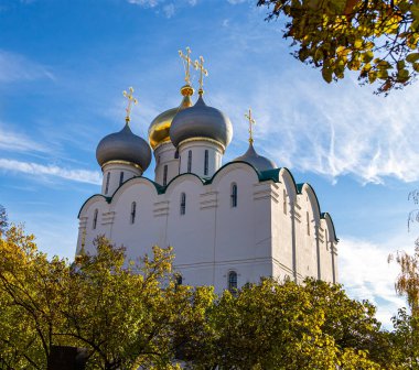 Novodevichy manastırı (Bogoroditse-Smolensky manastırı) güneşli bir sonbahar gününde. Smolensk Leydisi Katedrali (16. yüzyıl). Moskova, Rusya. UNESCO dünya mirası sahası