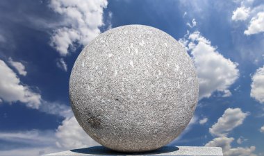 Gökyüzünün arka planında bulutlu büyük granit top 