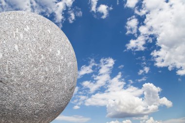 Gökyüzünün arka planında bulutlu büyük granit top 