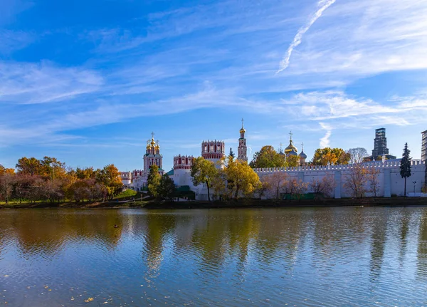 Uitzicht Het Novodevichy Klooster Bogoroditse Smolensky Klooster Grote Novodevichy Vijver — Stockfoto