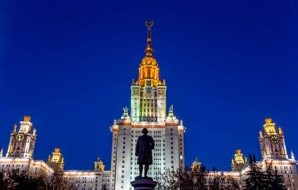 Sparrow Hills 'teki Lomonosov Moskova Devlet Üniversitesi' nin ana binası (sonbahar akşamı). Rusya 'nın en üst düzey eğitim kurumudur. Rusya 
