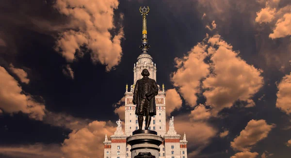 Moskova Devlet Üniversitesi 'nin (MSU) gökyüzünün arka planında Mikhail Vasilyevich Lomonosov (heykeltıraş N. V. Tomsky ve mimar L. V. Rudnev, 1953) anıtı görülüyor.  