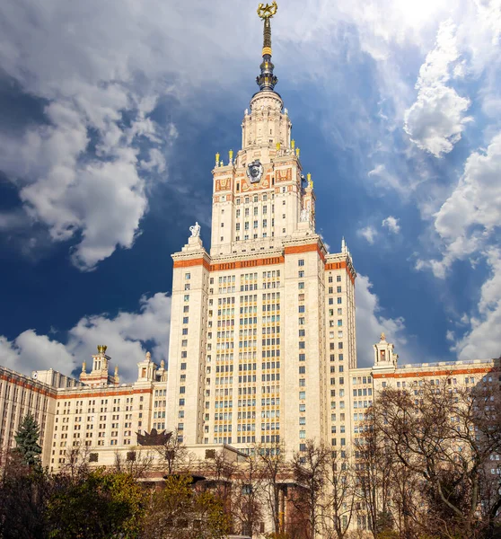 Sparrow Hills 'teki Lomonosov Moskova Devlet Üniversitesi' nin ana binası (gökyüzünün arka planı bulutlu). Rusya 'nın en üst düzey eğitim kurumudur. Rusya