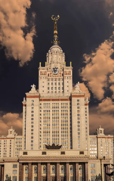 Sparrow Hills 'teki Lomonosov Moskova Devlet Üniversitesi' nin ana binası (gökyüzünün arka planı bulutlu). Rusya 'nın en üst düzey eğitim kurumudur. Rusya