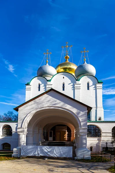 在一个阳光灿烂的秋日 Novodevichy修道院 Bogoroditse Smolensky修道院 斯摩棱斯克夫人座堂 16世纪 莫斯科 俄罗斯 教科文组织世界遗产场址 — 图库照片