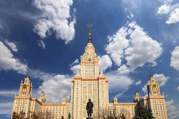 Головна Будівля Ломоносовського Державного Університету Горобельних Пагорбах Тлі Неба Хмарами — стокове фото