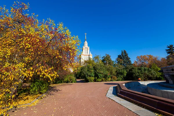モスクワ ロシア 2021年10月6日 スパローヒルズ 秋の晴れた日 の領土ロンゴノソフモスクワ州立大学 Msu 最高位のロシア教育機関である — ストック写真