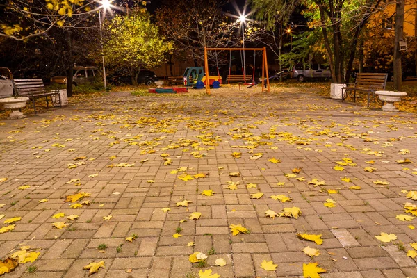 Parco Giochi Vuoto Una Notte Autunno Una Delle Zone Residenziali — Foto Stock