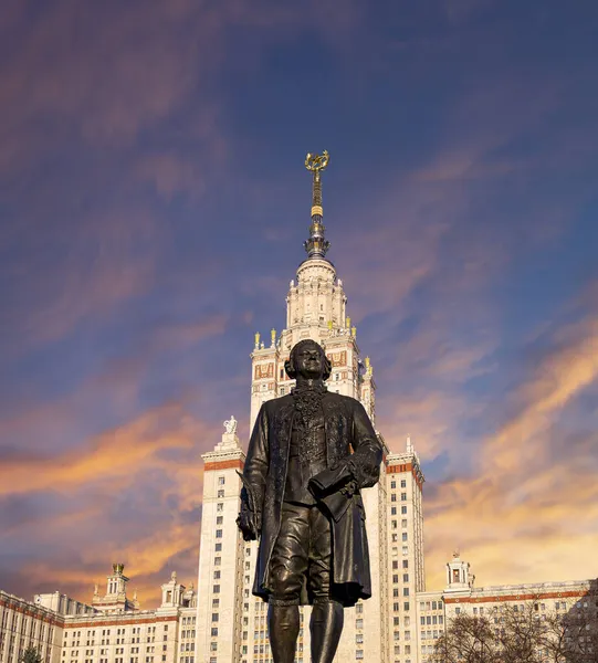 Moskova Devlet Üniversitesi 'nin (MSU) gökyüzünün arka planında Mikhail Vasilyevich Lomonosov (heykeltıraş N. V. Tomsky ve mimar L. V. Rudnev, 1953) anıtı görülüyor.  