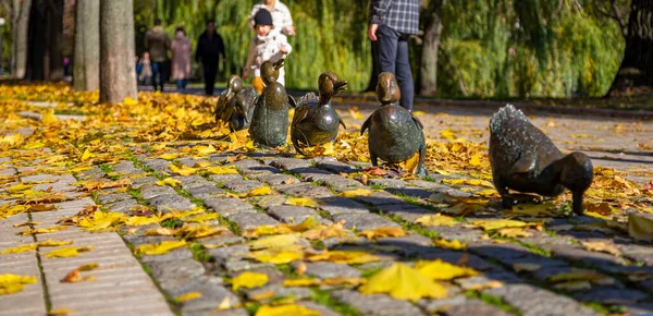 Monument Road Ducklings Park Novodevichy Ponds Autumn Sculpture Duck Ducklings — Stock Photo, Image