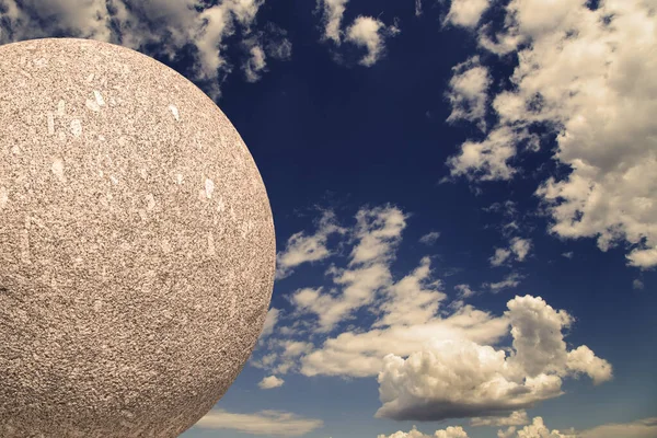 Velká Žulová Koule Pozadí Oblohy Mraky — Stock fotografie