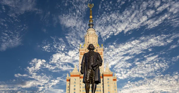 在俄罗斯天空背景下建造莫斯科国立大学 Msu 的Mikhail Vasilyevich Lomonosov 雕塑家N Tomsky和建筑师L Rudnev 1953年 纪念碑视图 — 图库照片