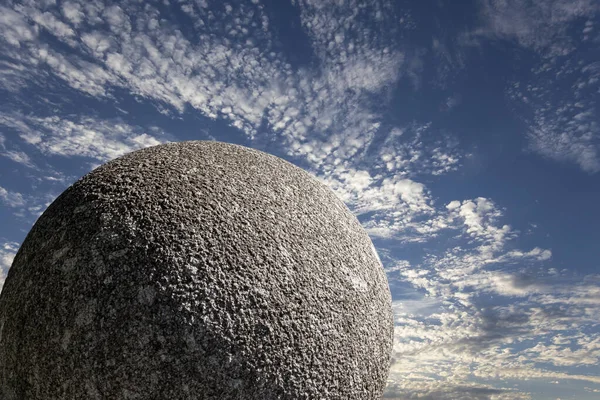Grote Granieten Bal Achtergrond Van Lucht Met Wolken — Stockfoto