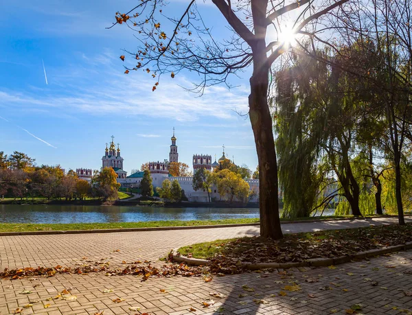 Güneşli bir sonbahar gününde Novodevichy manastırı (Bogoroditse-Smolensky manastırı) ve büyük Novodevichy göleti manzarası. Moskova, Rusya. UNESCO dünya mirası sahası
