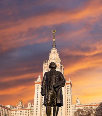 Moskova Devlet Üniversitesi 'nin (MSU) gökyüzünün arka planında Mikhail Vasilyevich Lomonosov (heykeltıraş N. V. Tomsky ve mimar L. V. Rudnev, 1953) anıtı görülüyor.  