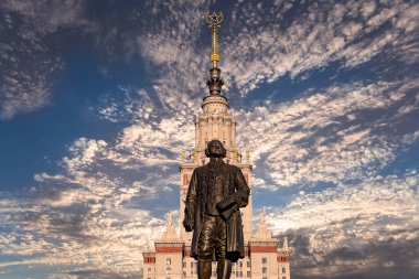 Moskova Devlet Üniversitesi 'nin (MSU) gökyüzünün arka planında Mikhail Vasilyevich Lomonosov (heykeltıraş N. V. Tomsky ve mimar L. V. Rudnev, 1953) anıtı görülüyor.  