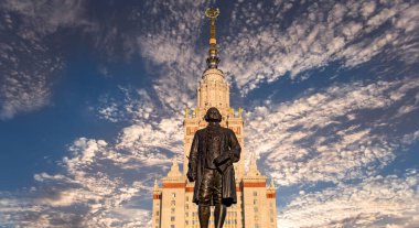 Moskova Devlet Üniversitesi 'nin (MSU) gökyüzünün arka planında Mikhail Vasilyevich Lomonosov (heykeltıraş N. V. Tomsky ve mimar L. V. Rudnev, 1953) anıtı görülüyor.  