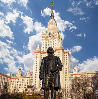 Moskova Devlet Üniversitesi 'nin (MSU) gökyüzünün arka planında Mikhail Vasilyevich Lomonosov (heykeltıraş N. V. Tomsky ve mimar L. V. Rudnev, 1953) anıtı görülüyor.  
