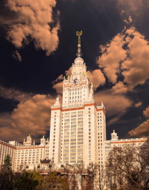 Sparrow Hills 'teki Lomonosov Moskova Devlet Üniversitesi' nin ana binası (gökyüzünün arka planı bulutlu). Rusya 'nın en üst düzey eğitim kurumudur. Rusya