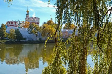 Novodevichy manastırı (Bogoroditse-Smolensky manastırı) ve güneşli bir sonbahar gününde büyük Novodevichy göleti manzarası (panoramik manzara). Moskova, Rusya. UNESCO dünya mirası sahası