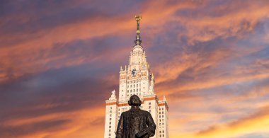 Moskova Devlet Üniversitesi 'nin (MSU) gökyüzünün arka planında Mikhail Vasilyevich Lomonosov (heykeltıraş N. V. Tomsky ve mimar L. V. Rudnev, 1953) anıtı görülüyor.  