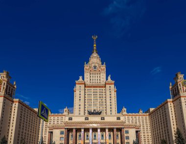 Sparrow Hills 'teki Lomonosov Moskova Devlet Üniversitesi' nin ana binası (sonbahar güneşli günü). Rusya 'nın en üst düzey eğitim kurumudur. Rusya  