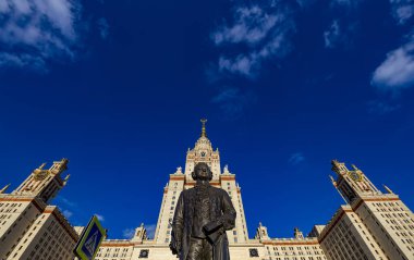 Rusya 'nın başkenti Sparrow Hills' teki Moskova Devlet Üniversitesi 'nin (MSU) ana binasının yanından Mikhail Vasilyevich Lomonosov anıtının (sonbahar güneşli günü) görüntüsü