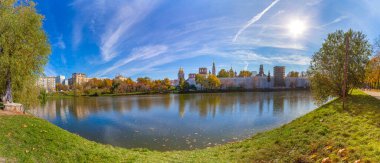 Novodevichy manastırı (Bogoroditse-Smolensky manastırı) ve güneşli bir sonbahar gününde büyük Novodevichy göleti manzarası (panoramik manzara). Moskova, Rusya. UNESCO dünya mirası sahası