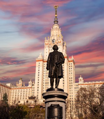 Moskova Devlet Üniversitesi 'nin (MSU) gökyüzünün arka planında Mikhail Vasilyevich Lomonosov (heykeltıraş N. V. Tomsky ve mimar L. V. Rudnev, 1953) anıtı görülüyor.  