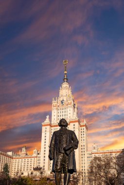 Moskova Devlet Üniversitesi 'nin (MSU) gökyüzünün arka planında Mikhail Vasilyevich Lomonosov (heykeltıraş N. V. Tomsky ve mimar L. V. Rudnev, 1953) anıtı görülüyor.  