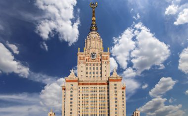 Sparrow Hills 'teki Lomonosov Moskova Devlet Üniversitesi' nin ana binası (gökyüzünün arka planı bulutlu). Rusya 'nın en üst düzey eğitim kurumudur. Rusya