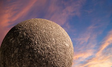 Gökyüzünün arka planında bulutlu büyük granit top 