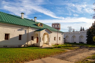 Novodevichy manastırı (Bogoroditse-Smolensky manastırı) güneşli bir sonbahar gününde. Moskova, Rusya. UNESCO dünya mirası sahası