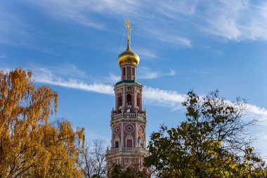 Novodevichy manastırı (Bogoroditse-Smolensky manastırı) güneşli bir sonbahar gününde. Sekizgen çan kulesi. Moskova, Rusya. UNESCO dünya mirası sahası