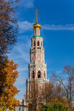Novodevichy manastırı (Bogoroditse-Smolensky manastırı) güneşli bir sonbahar gününde. Sekizgen çan kulesi. Moskova, Rusya. UNESCO dünya mirası sahası