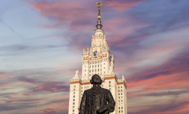 Moskova Devlet Üniversitesi 'nin (MSU) gökyüzünün arka planında Mikhail Vasilyevich Lomonosov (heykeltıraş N. V. Tomsky ve mimar L. V. Rudnev, 1953) anıtı görülüyor.  