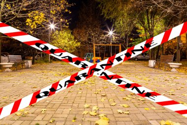 Moskova, Rusya 'da Coronavirus. Bir sonbahar gecesinde boş bir oyun parkı yerleşim alanlarından birinde. Karantina işareti. COVID salgını ve seyahat kavramı