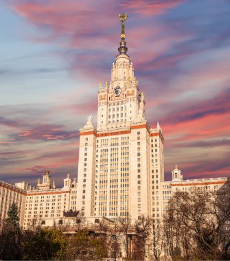 Sparrow Hills 'teki Lomonosov Moskova Devlet Üniversitesi' nin ana binası (gökyüzünün arka planı bulutlu). Rusya 'nın en üst düzey eğitim kurumudur. Rusya