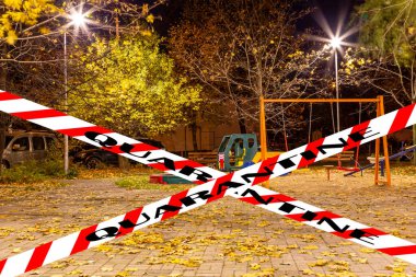 Moskova, Rusya 'da Coronavirus. Bir sonbahar gecesinde boş bir oyun parkı yerleşim alanlarından birinde. Karantina işareti. COVID salgını ve seyahat kavramı