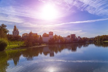Güneşli bir sonbahar gününde Novodevichy manastırı (Bogoroditse-Smolensky manastırı) ve büyük Novodevichy göleti manzarası. Moskova, Rusya. UNESCO dünya mirası sahası