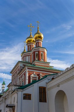 Novodevichy manastırı (Bogoroditse-Smolensky manastırı) güneşli bir sonbahar gününde. Moskova, Rusya. UNESCO dünya mirası sahası