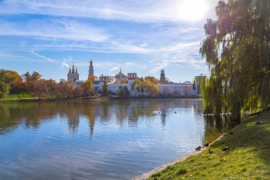 Güneşli bir sonbahar gününde Novodevichy manastırı (Bogoroditse-Smolensky manastırı) ve büyük Novodevichy göleti manzarası. Moskova, Rusya. UNESCO dünya mirası sahası